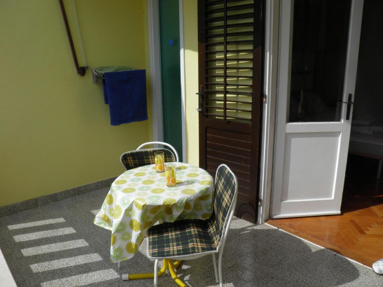Apartments Angela - With Beautiful Courtyard Brela Exterior photo