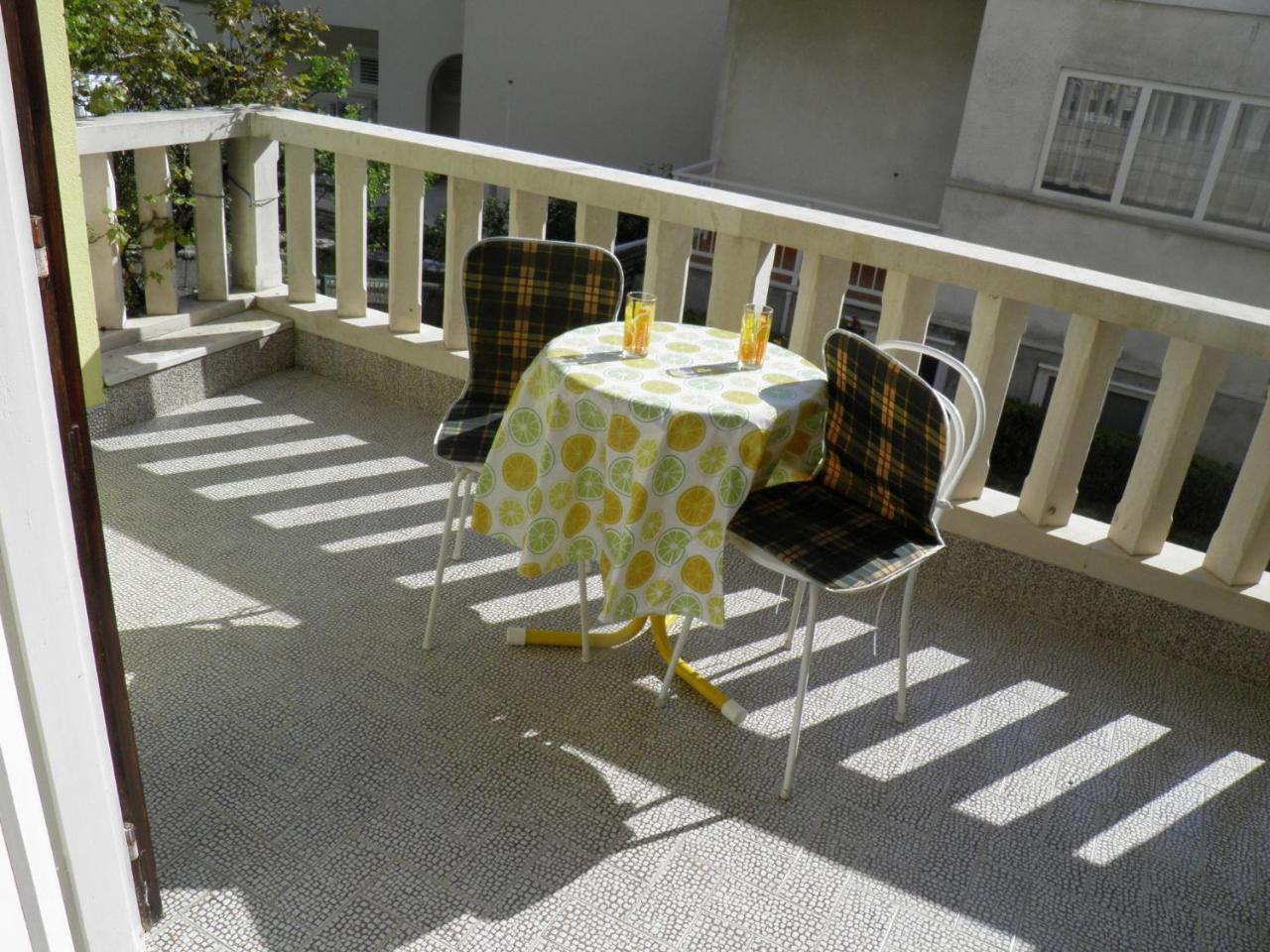 Apartments Angela - With Beautiful Courtyard Brela Exterior photo